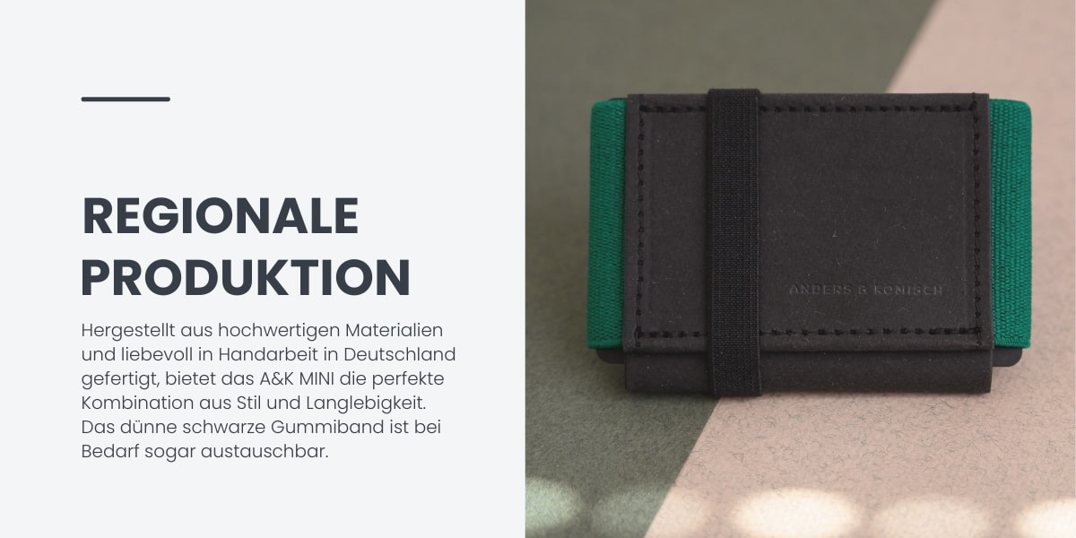 Kleines Portemonnaie in Schwarz/Grün und Kreditkartenformat mit dem Hinweis Handarbeit aus Deutschland